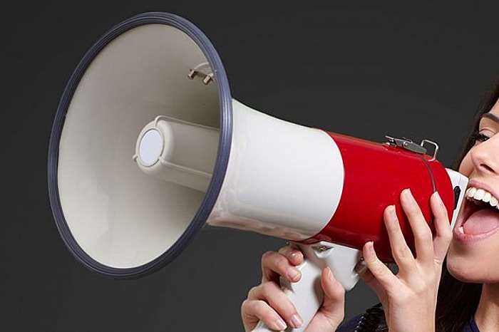 Çok Yüksek Sesle Konuşan İnsanların Farkında Olmadığı 15 Özelliği