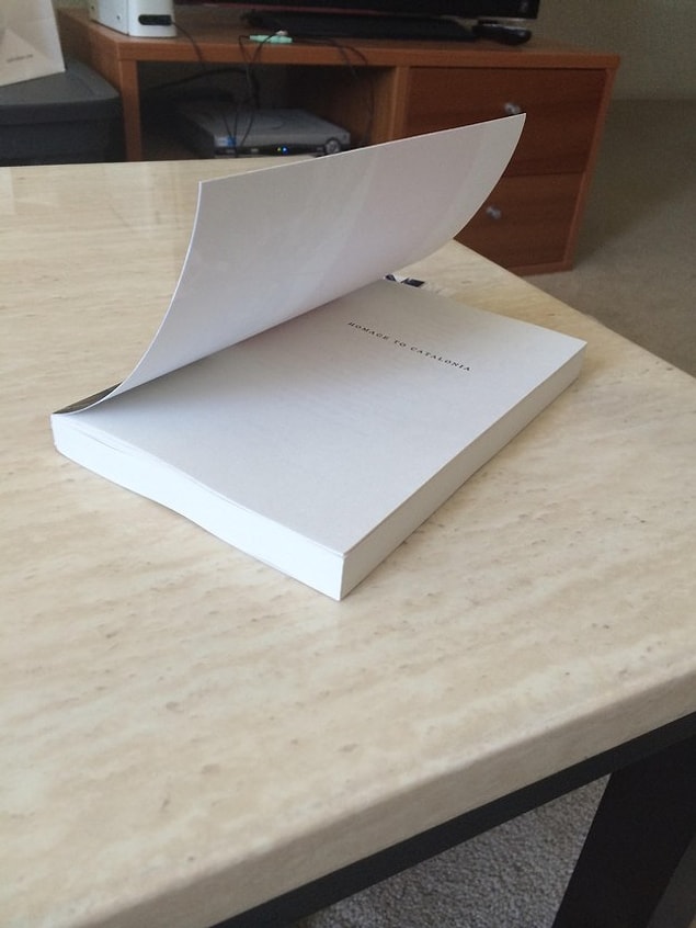2. Kitap sayfasının geriye doğru kalkması.