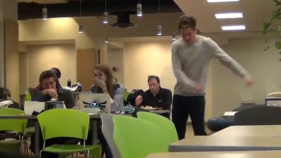 Dans Ederek İnsanları Trolleyen Adam