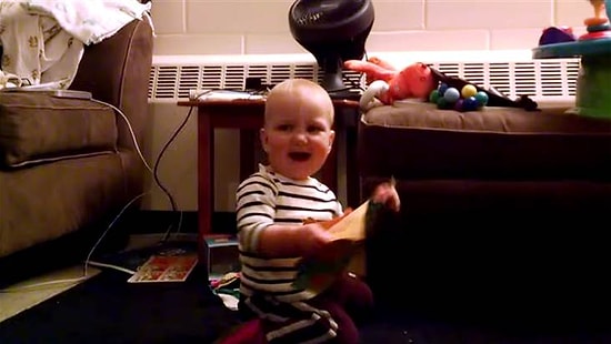 Sevimlilik Patlaması: Müzik Kartının Müziğiyle Dans Eden Bebek