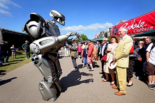 Robot Kostümüyle Şehirde Dolaşmak