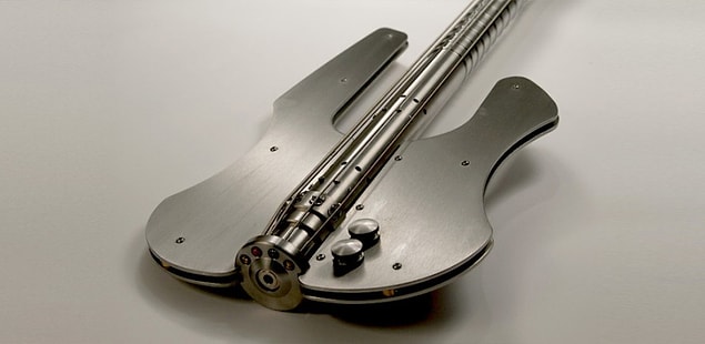 1. Bas gitarının gösterişsiz olması.