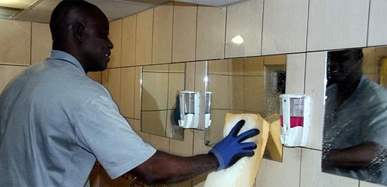 9 Dil Bilen Gineli Profesör Asgari Ücretle Tuvalet Temizliyor...