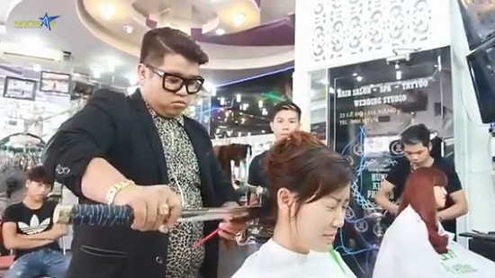 Samuray Kılıcıyla Saç Kesen Kuaför