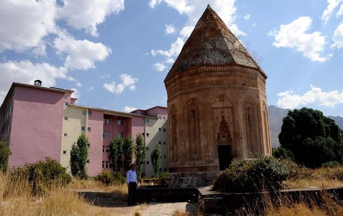 Koruma Kurulu'na Göre Tarihi Kümbetin Yanındaki Yurt Silüeti ‘Fazla’ Etkilemiyor