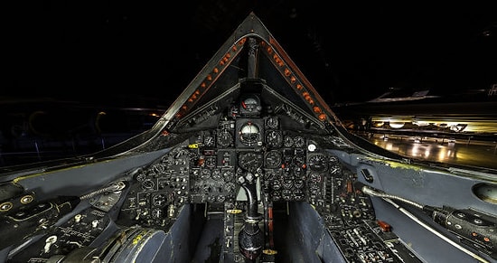 SR-71 Blackbird Uçaklarının Kokpiti Böyle Gözüküyor