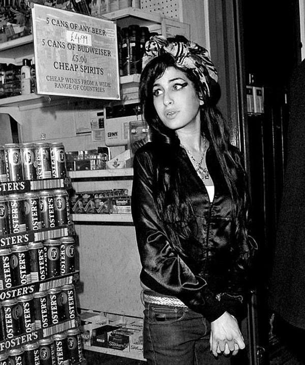 1. Amy Winehouse "Hızlı yaşa, genç öl" sloganıyla rock'n'roll hayatı yaşamanın gerçekten ölümle sonuçlanabileceğini bize kanıtlayan son isim oldu.