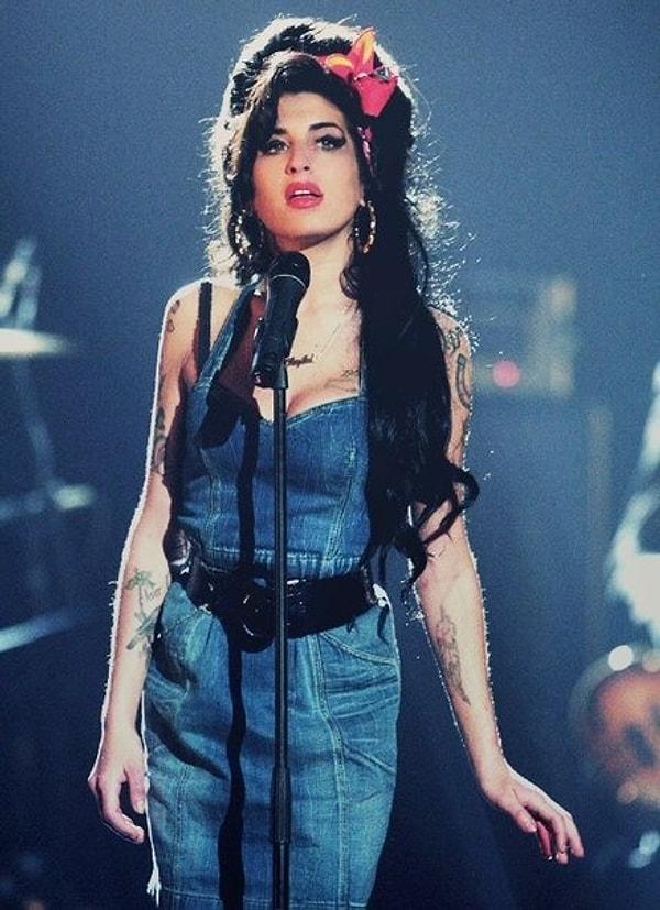 2. Amy Winehouse, şarkılarını öyle söylüyordu ki kalbinin artık tamir edilemeyecek kadar kırıldığını şarkı sözlerini anlamıyorsanız bile sesinden anlıyordunuz.