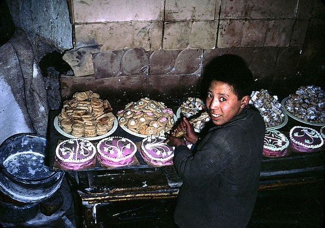 7. Pasta süsleyen bir çocuk