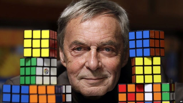 Bir söyleşisinde dediğine göre Erno Rubik, kendi icat ettiği bu küpü çözebilmek için 1 aydan fazla uğraşmış.