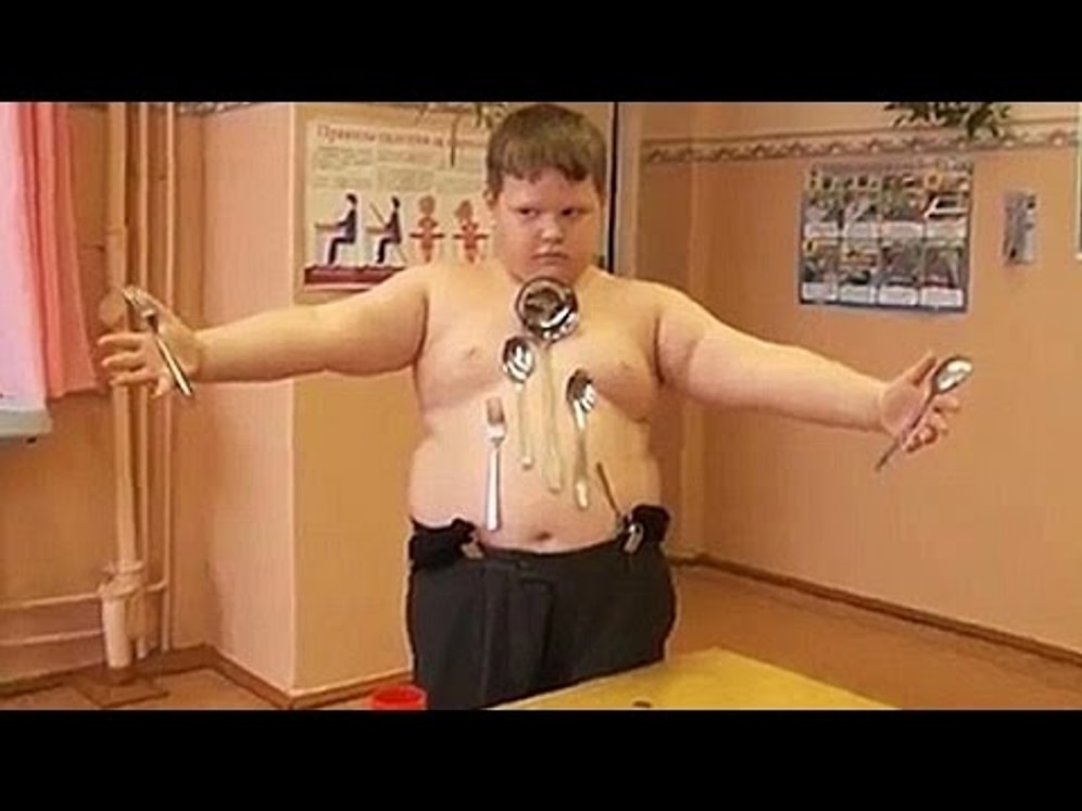 Metalleri Mıknatıs Gibi Üzerinde Tutan Rus Çocuk