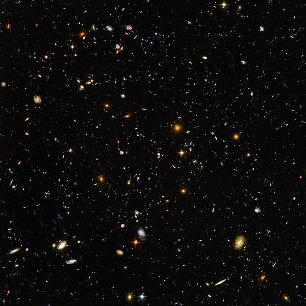 23. Hadi biraz büyük düşünelim, Hubble Teleskobuyla çekilen bu fotoğrafta bile binlerce galaksi, binlerce galaksi içinde milyonlarca yıldız ve kendi sistemleri ile gezegenleri bulunmakta.