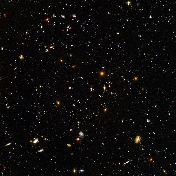 23. Hadi biraz büyük düşünelim, Hubble Teleskobuyla çekilen bu fotoğrafta bile binlerce galaksi, binlerce galaksi içinde milyonlarca yıldız ve kendi sistemleri ile gezegenleri bulunmakta.