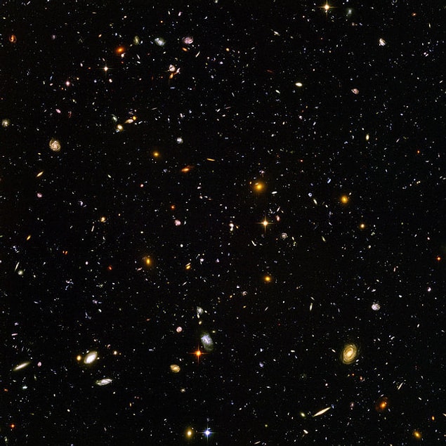 23. Hadi biraz büyük düşünelim, Hubble Teleskobuyla çekilen bu fotoğrafta bile binlerce galaksi, binlerce galaksi içinde milyonlarca yıldız ve kendi sistemleri ile gezegenleri bulunmakta.