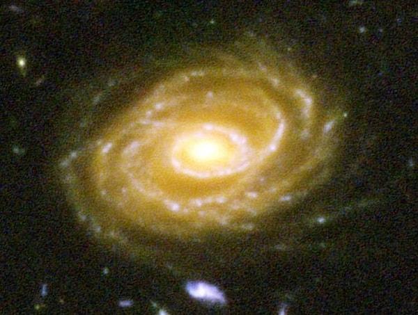 24. İşte o galaksilerden biri, UDF 423. Bu galaksi bizden 10 MİLYAR IŞIK YILI ötede bulunmakta. Bu fotoğrafa baktığınızda milyarlarca yıl öncesine ait geçmişe bakıyorsunuz.