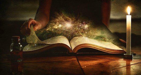 9. Sık sık elektrik kesintisi olunca, mum ışığında okunan kitaplar sihirli bir hal alır.