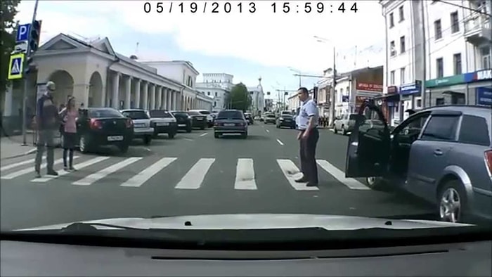 Rusya'da Yaya Geçidini İşgal Eden Sürücüye İlginç Tepki