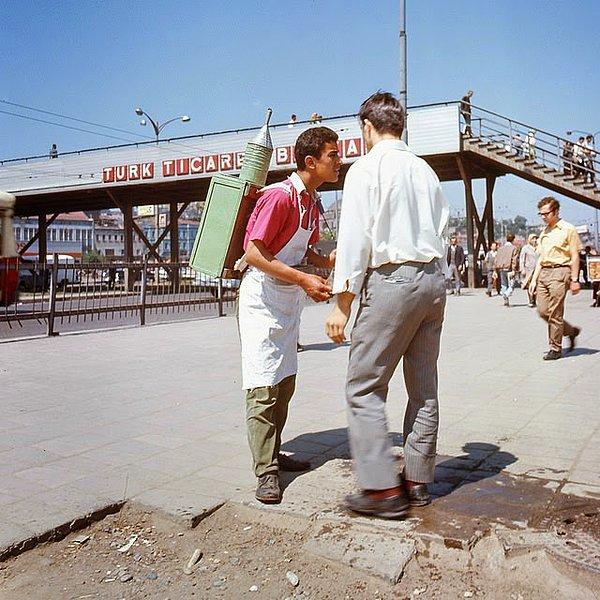 37. İstanbul'da bir sokak satıcısı (1973)