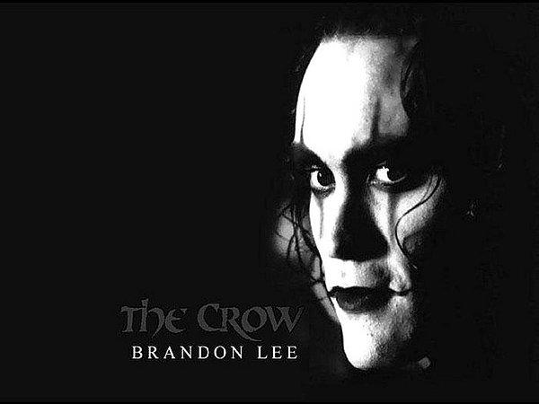 7. Brandon Lee, The Crow(Karga) filminin çekimlerinde bir sahnede kuru sıkı olması gereken tabancada gerçek mermilerin bulunması sonucu yaşama veda etmiştir.