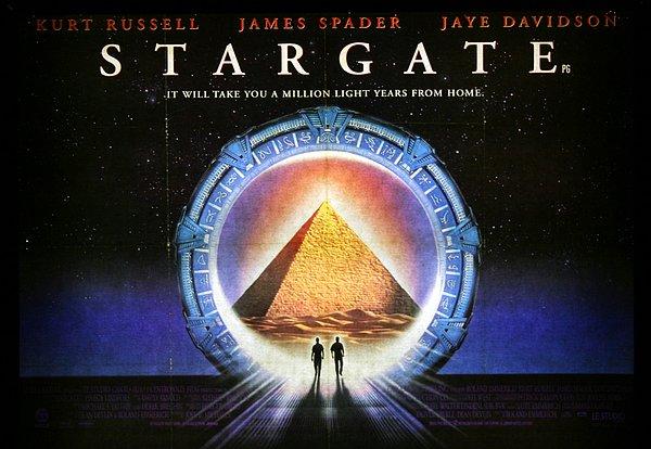 12. İlk kez kendi resmi sitesi kurulan film 1994 yapımı Stargate(Yıldız Geçidi)'tir.