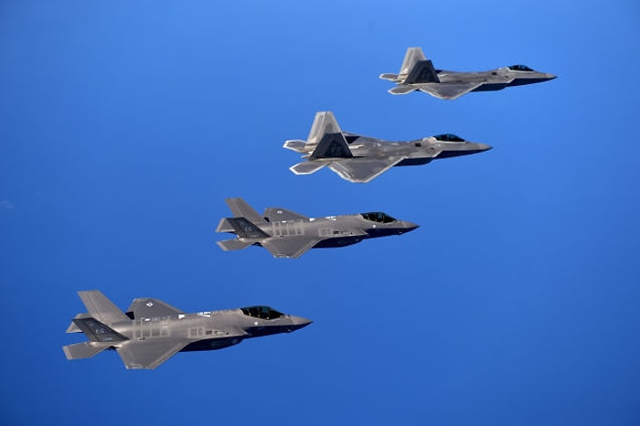 F-22 ve F-35’lerden Etkileyici Fotoğraflar