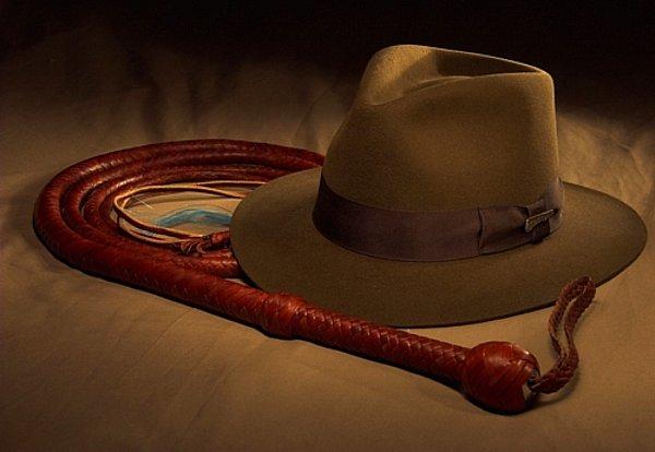 9. Indiana Jones serisinden "Indy'nin şapkası ve kırbacı"