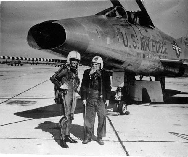 11. 1859 doğumlu, eski Konfederasyon( Amerika Konfederasyon Eyaletleri) askeri Billy Lundy, F-86 jet uçağı önünde poz verirken, 1955.