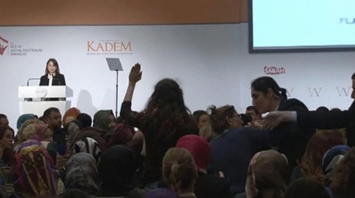 Bakan İslam'a Soru Sormak İsteyen Kadına Apar Topar Dışarı Çıkartıldı