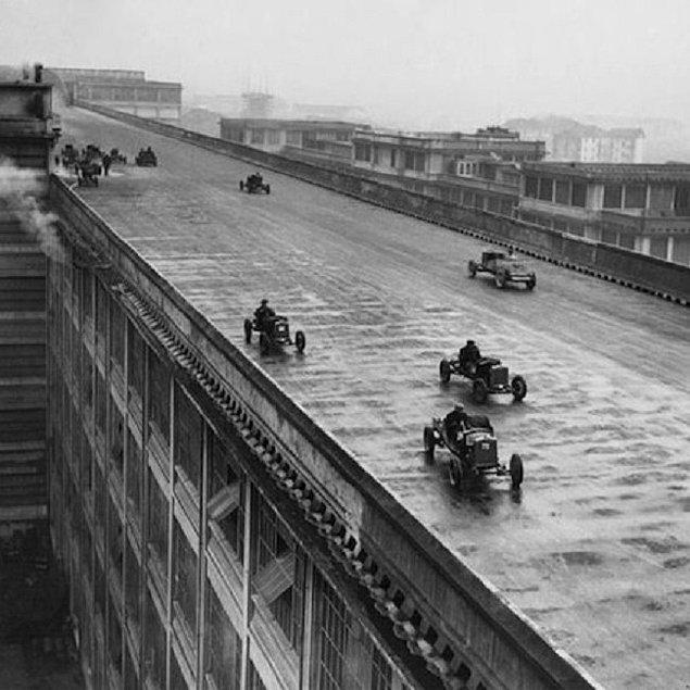 18. Fiat fabrika işçileri, Torino'daki Fiat fabrikasının çatısında yarışırken. İtalya, 1923.