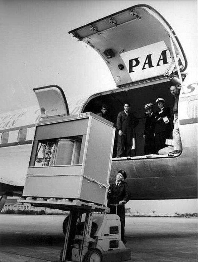 19. 5 MB'lık hard disk, PanAm uçağına yüklenirken, 1956.