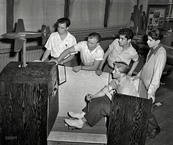 21. İlk uçuş simülatörlerinden, 1942.