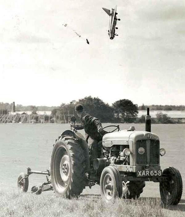 22. Test pilotu George Aird, aniden düşen İngiliz proto tip jet uçağından son anda atlayarak kurtulurken, 1962.