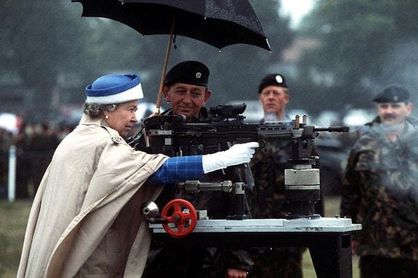 26. Kraliçe 2. Elizabeth, İngiliz savaş silahı L85'i ateşlerken. Surrey, İngiltere, 1993.