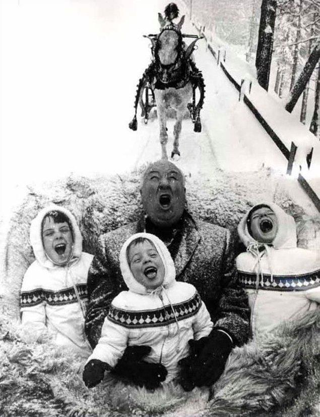 29. Alfred Hitchcock, torunlarıyla kar tanelerini yakalamaya çalışırken, 1960.