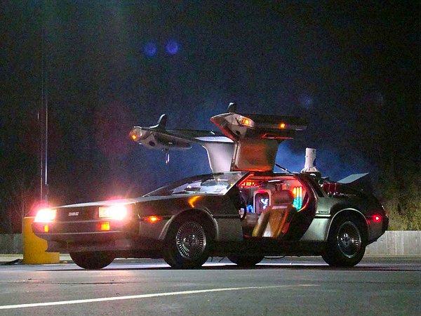 3. Geleceğe Dönüş serisinden "DeLorean"