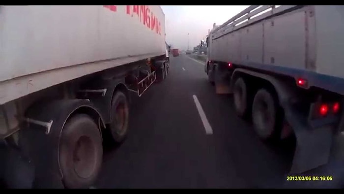 İki Tırın Arasından Kalmaktan Son Anda Kurtulan Motosikletli