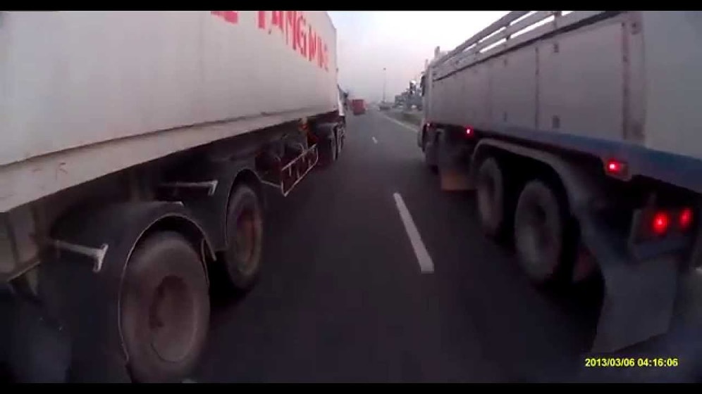 İki Tırın Arasından Kalmaktan Son Anda Kurtulan Motosikletli