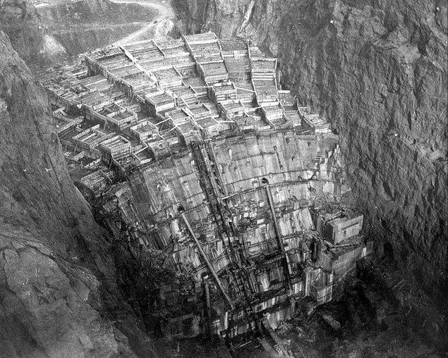 33. Hoover Barajı kolonları yapımı sırasında betonla dondorulurken. Şubat, 1934.