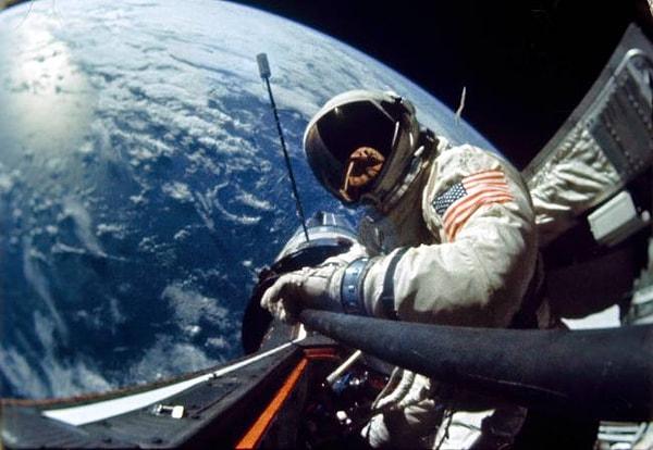 35. Astronot Edwin E. Aldrin, 12. İkizler Takım Yıldızı üzerinden, uzayda selfie çekerken. Kasım, 1966.