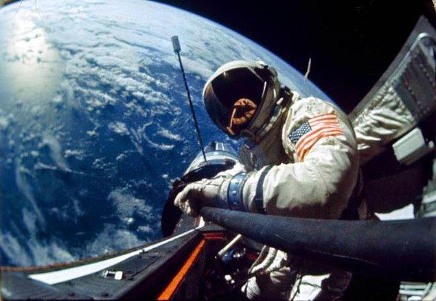 35. Astronot Edwin E. Aldrin, 12. İkizler Takım Yıldızı üzerinden, uzayda selfie çekerken. Kasım, 1966.