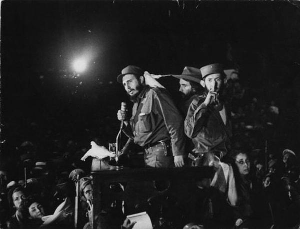 36. Önemli bir konuşması sırasında, Fidel Castro'nun omzuna konan güvercin. 8 Ocak 1959.