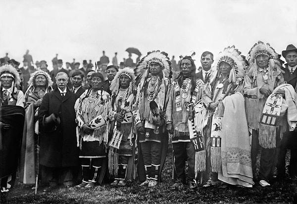 37. Kızılderili şefleri, büyük bir mağaza sahibi olan Rodman Wanamaker ile birlikte Ulusal Kızılderili Anma Töreninde. Fort Wadsworth, Staten Adası, New York, 1910.