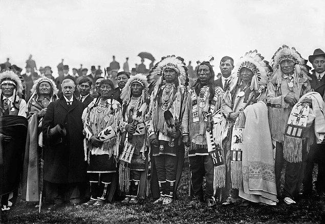 37. Kızılderili şefleri, büyük bir mağaza sahibi olan Rodman Wanamaker ile birlikte Ulusal Kızılderili Anma Töreninde. Fort Wadsworth, Staten Adası, New York, 1910.
