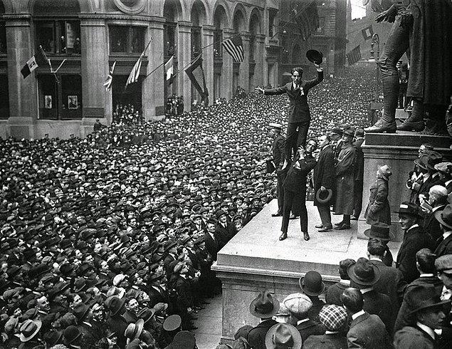 39. Douglas Fairbanks Jr. Charlie Chaplin'i Özgürlük Tahvillerini desteklemek için devasa kalabalık önünde havaya kaldırırken. Wall Street, New York, 1918.