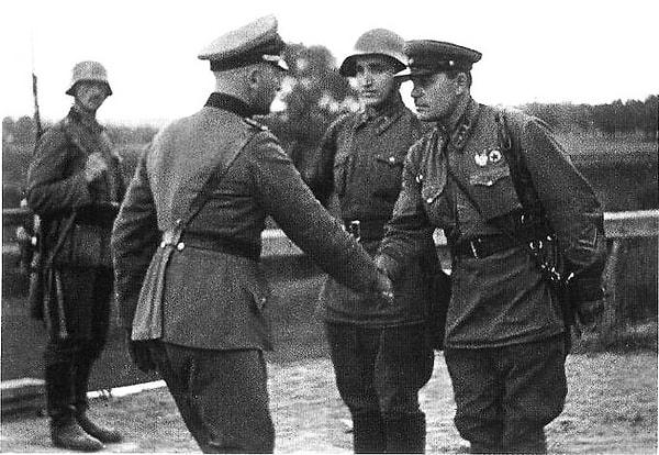 40. Bir Alman ve Sovyet askeri, Polonya istilasından sonra el sıkışırken. Eylül 1939.