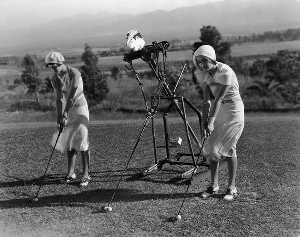 41. Robottan eğitim alarak golf yeteneklerini geliştiren iki kadın, 1925.