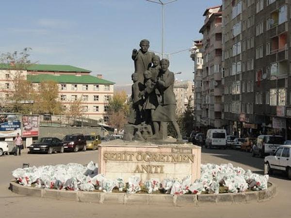 12. Türkiye'nin dört bir yanına dikilen "Şehitt Öğretmenler Anıtları"