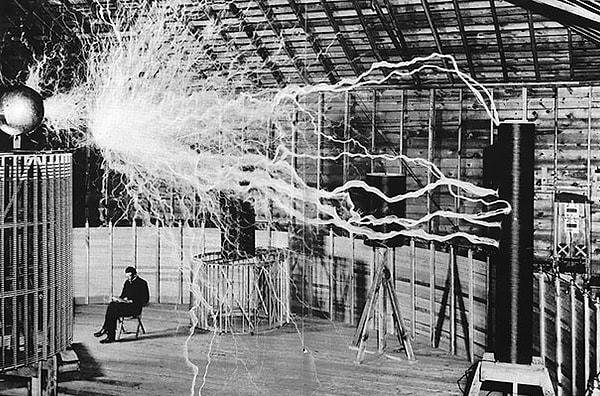 2. Laboratuvarındaki "Tesla Bobini"yle Nikola Tesla.
