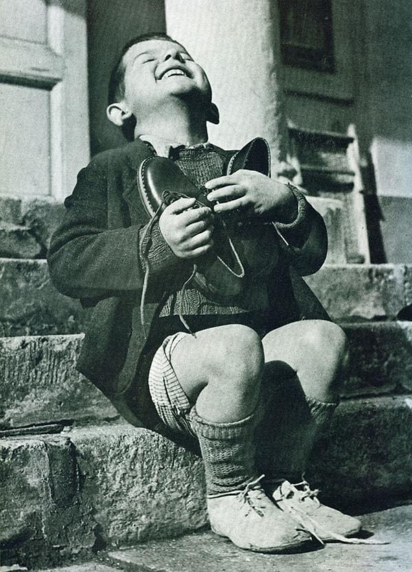 4. İkinci dünya savaşı sırasında yeni ayakkabılarına sevinen Avusturyalı çocuk.