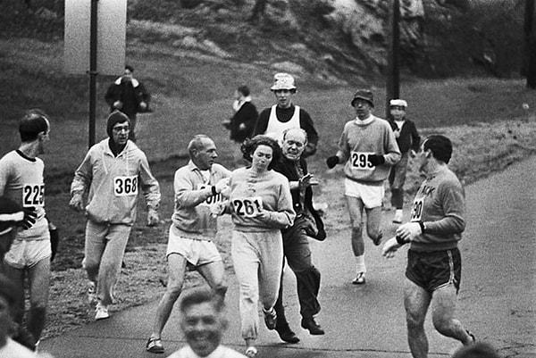 5. Boston Maratonu'a katılan ilk kadın, Kathrine Switzer'i engellemeye çalışan organizatörler. Switzer, yarışı bitiren ilk kadın olarak tarihe geçmiştir, 1967.